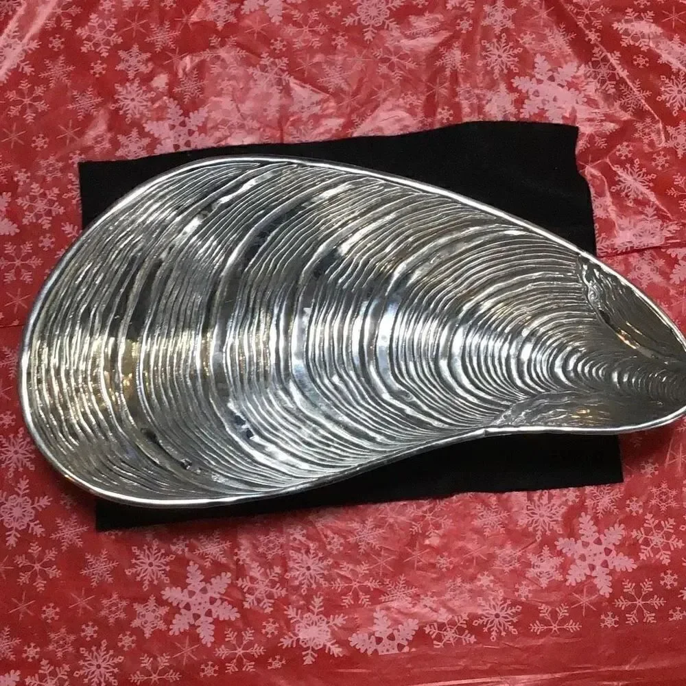 Gorgeous vintage hard to find large muscle shell bowl by Arthur Court
